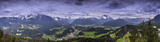 在多风多云的天气和阳光下，瓦茨曼拍摄的贝希特斯加登山脉全景图。图片下载