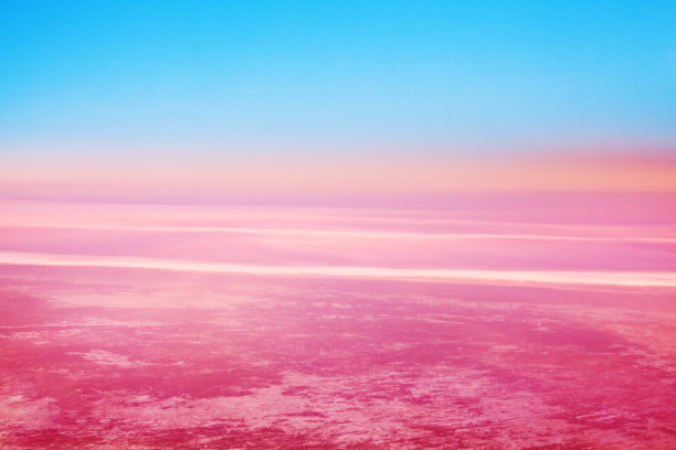 蓝色的天空，粉红色的红色云彩背景，彩色的日出，日落景观，粉红色的宇宙行星地平线，幻想黎明的外太空，抽象的宇宙背景，紫色的天体视图，大气的天堂图片下载