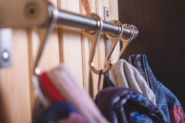 挂在金属挂钩上的童布。特写镜头。图片下载