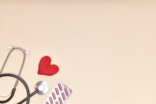 装着药片和心脏的购物车。健康护理理念图片下载