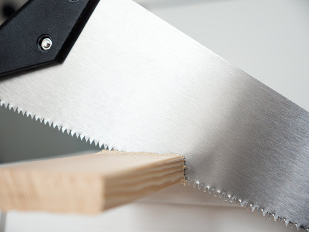 用手工锯锯木板图片下载