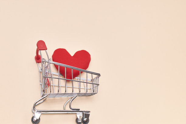 红心落在购物车上。健康护理理念图片下载