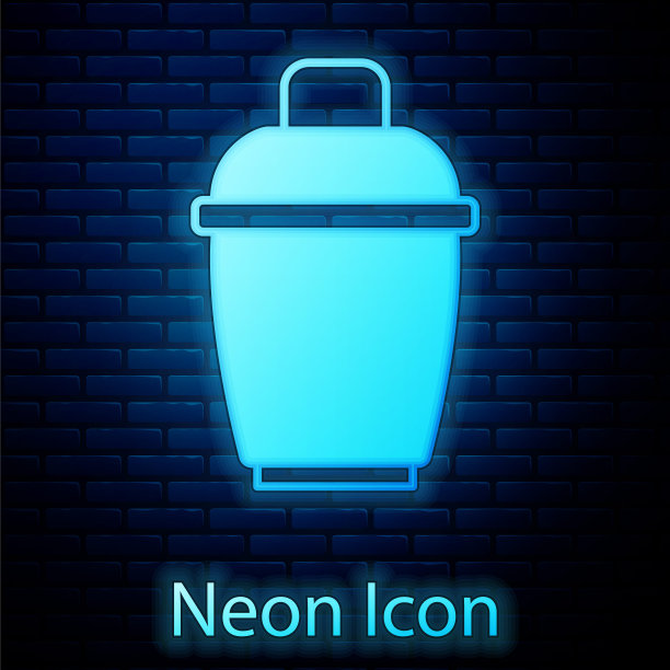 霓虹灯鸡尾酒调酒器图标孤立在砖墙背景上。向量图片下载