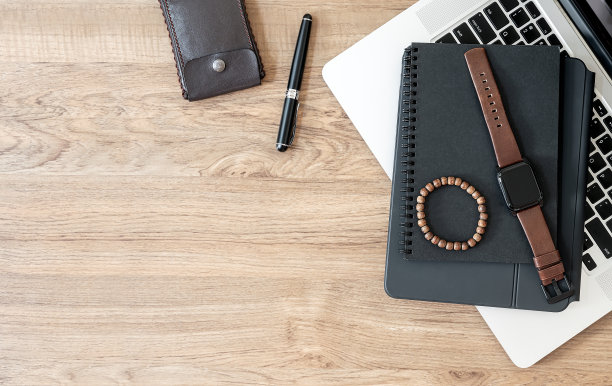 俯视图创意工作空间上的木制背景。图片下载