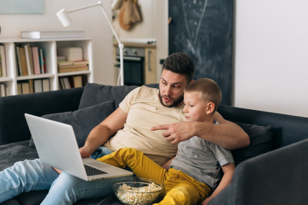 父亲和儿子在家里图片下载