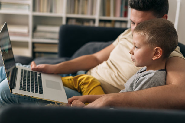 父亲和儿子在家里图片下载