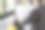 建筑师站在那里，拿着一份房子的设计方案进行检查，他正在与工程师和客户开会，在施工开始前调整设计。楼层平面图和室内设计概念。图片下载