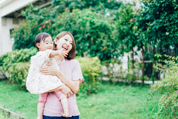 妈妈和她的宝宝在公园里玩图片下载