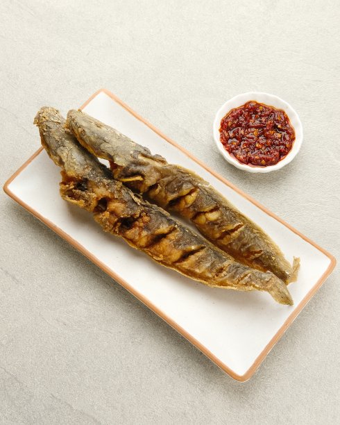 炸鲶鱼是印尼的传统烹饪食物。图片下载