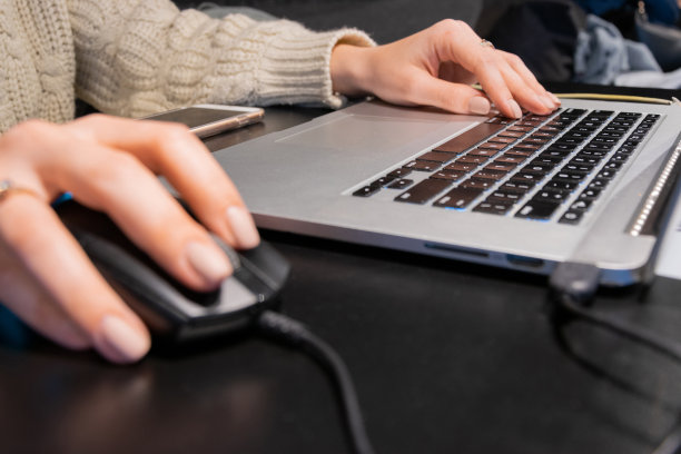 幸福女人的技术。年轻的自由职业者商业女孩在网上工作，学习和学习使用笔记本。自由职业者远程工作和在线业务的概念。图片下载