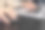 幸福女人的技术。年轻的自由职业者商业女孩在网上工作，学习和学习使用笔记本。自由职业者远程工作和在线业务的概念。图片下载