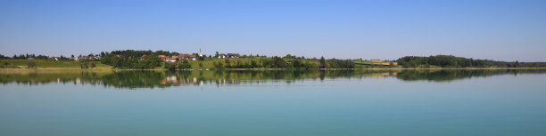 田园风光反映在普法菲肯湖，普法菲肯。古老的村庄Seegraben, Seegraeben。瑞士苏黎世，一个平静的春天早晨。图片下载