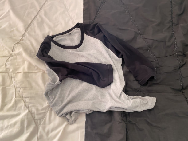 一件灰色的插肩衫图片下载