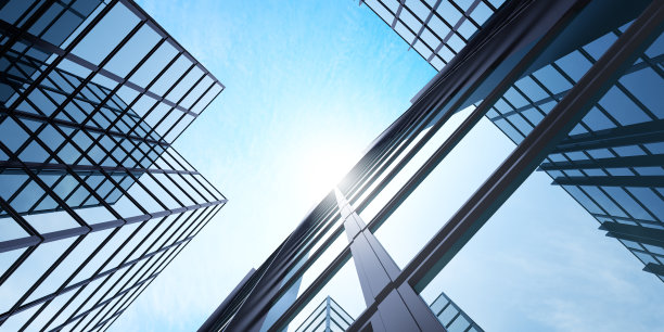 低视角的未来主义建筑，摩天大楼办公楼与云反映在窗户上，3D渲染。图片下载