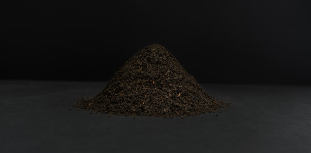 黑色背景上的红茶图片下载