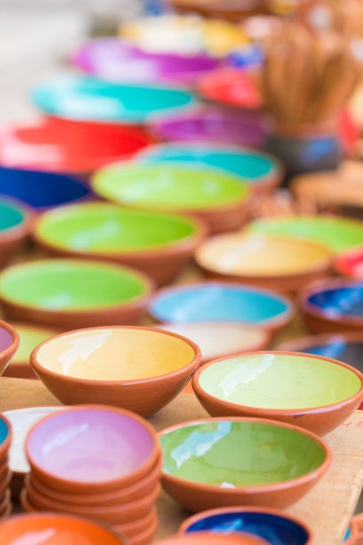 在西班牙的陶器市场上，用粘土和陶瓷制成的彩色碗图片下载