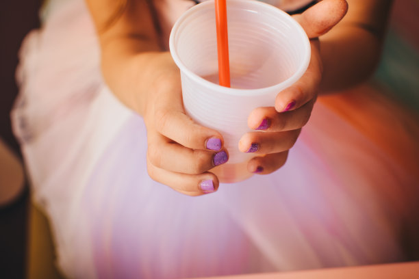 女孩拿着一个杯子库存照片图片下载
