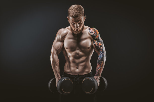 正在锻炼斜方肌的年轻健壮男人。健身和营养概念。图片下载