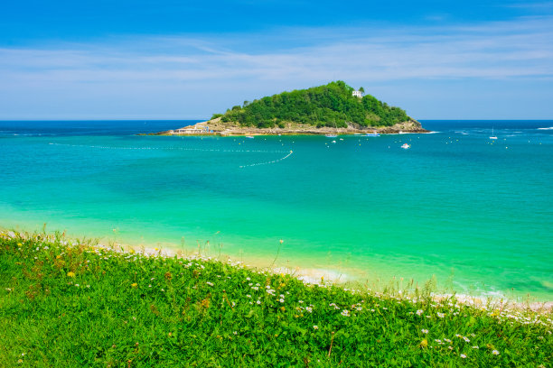 圣克拉拉岛位于尤斯卡迪的东索提亚-圣塞巴斯蒂安的拉孔查海湾和海滩前图片下载