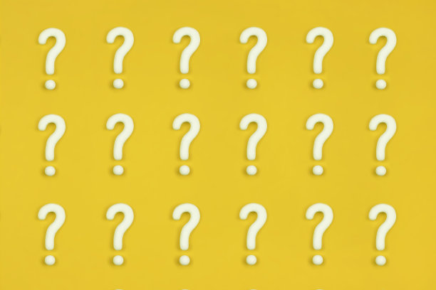 在橙色背景上设置问号图标。人工模型，拷问点的模型。疑问，怀疑，询问概念。图片下载