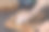用棉签蘸矿物油浸泡木板。图片下载