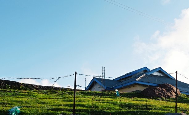 蓝天下的田野风景图片下载