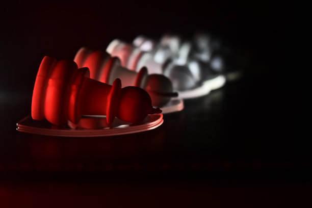 红色的多个塑料棋子排成一行图片下载