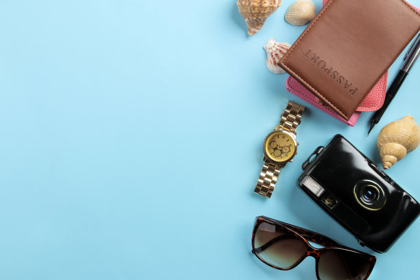 旅行的概念。护照、照相机和亮蓝色背景上的眼镜。前视图。空间的文本图片下载