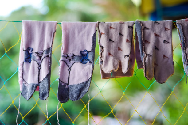 这家人洗完袜子后，都用网晒干了图片下载