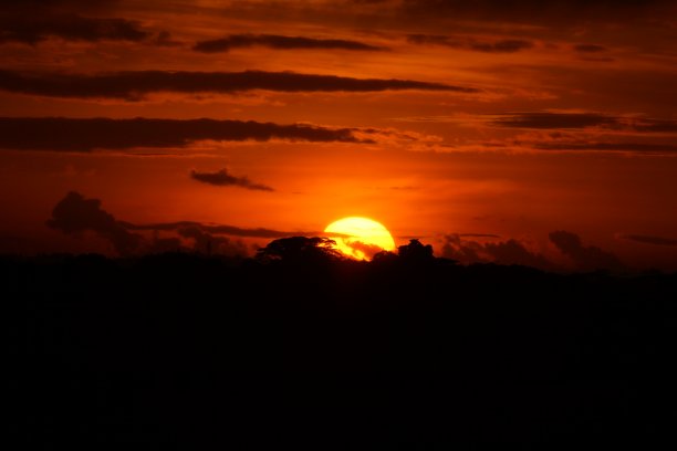 旭日在红色的天空中象征着希望图片下载