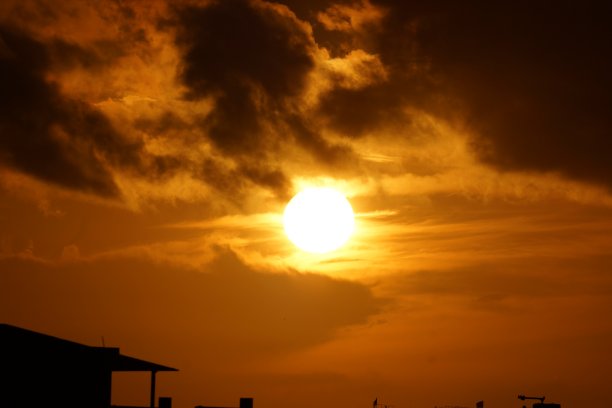 多云的天空无法阻挡太阳升起图片下载