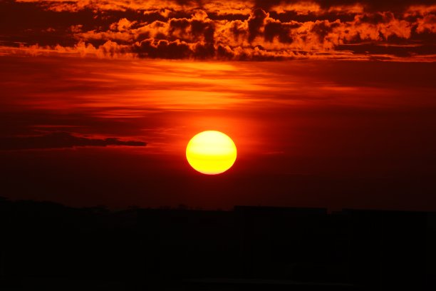 黄色的太阳从红色的天空升起图片下载