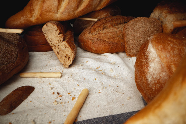 各种各样的面包在桌布上靠近图片下载