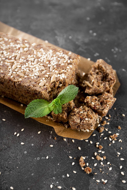 健康纯素糖果，无糖坚果哈尔瓦种子和芝麻近，垂直照片图片下载