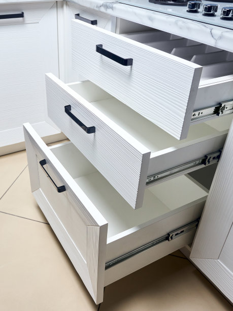 现代厨房中厨具的摆放方案。水平滑动拉出抽屉货架存储在橱柜下的厨房用具橡木台面煤气灶与copyspace垂直。图片下载