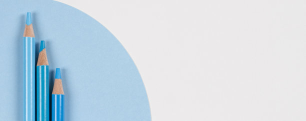 浅蓝色铅笔上的几何蓝色和白色的背景。黑白颜色。俯视图图片下载