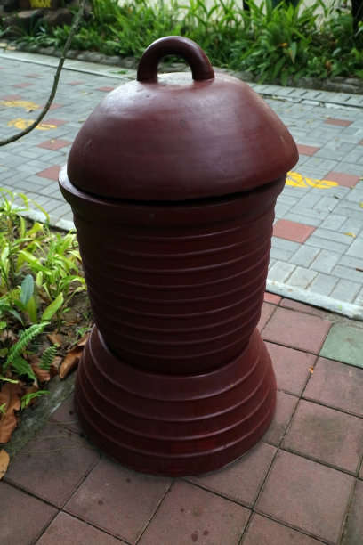 棕色的垃圾桶，粘土照片图片下载