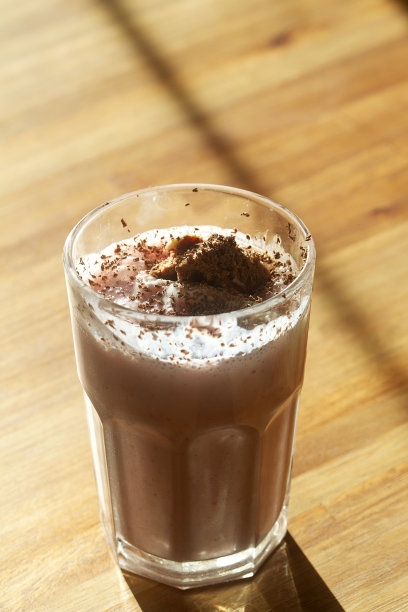 一杯加冰淇淋的草莓奶昔图片下载