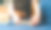 近距离的小男孩的手抓和把堆栈硬币在玻璃罐与保存标签。捐赠、省钱、慈善、家庭理财计划理念图片下载