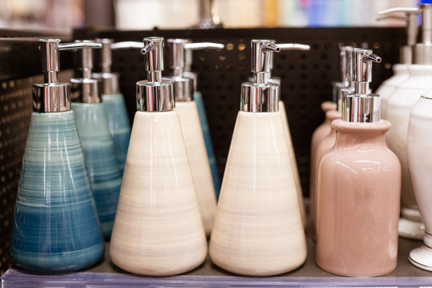 从商店货架上的玻璃上取肥皂液，特写软焦距图片下载