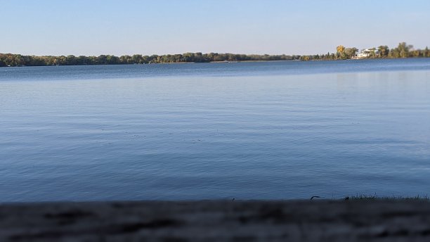 平静的水面上图片下载