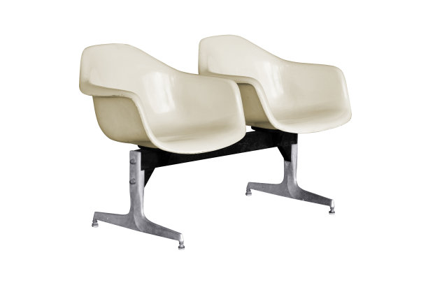 白色背景上孤立的老式塑料椅子图片下载