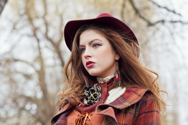 穿着复古服装的漂亮女人图片下载