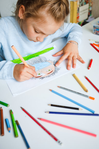 这孩子画了一个戴医用面具的人。流行的概念。图片下载