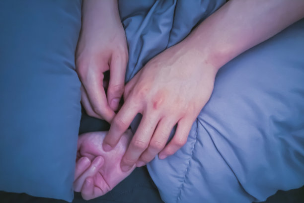 手放在手上图片下载