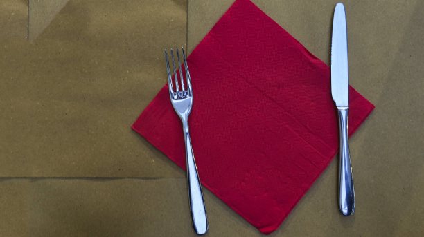 餐具和餐巾放在桌子上图片下载