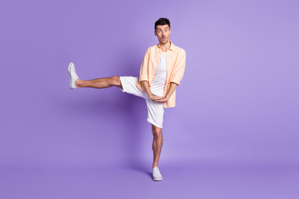 全尺寸照片印象深刻的深色家伙跳舞穿桃色衬衫短裤运动鞋孤立在淡紫色的背景图片下载