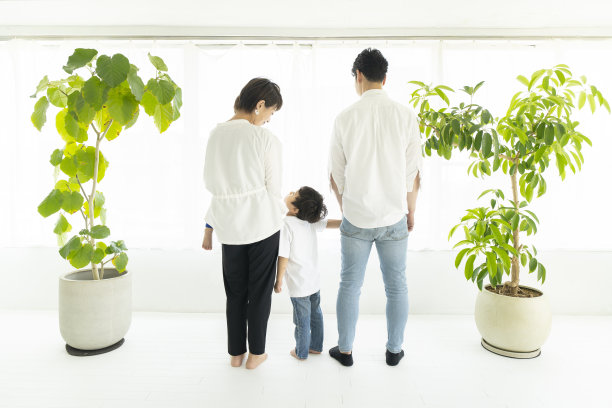 一家人并排站在窗边图片下载