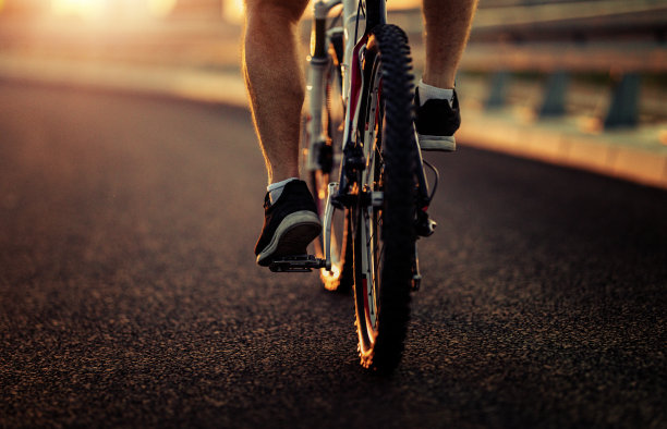 山地自行车手在城市里骑自行车图片下载