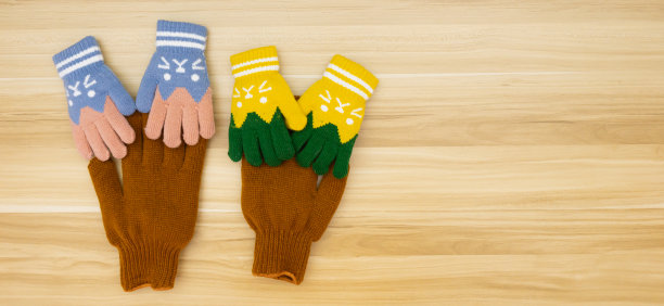 广角以无牌手套表现儿子、女儿和父亲双手柔软触碰的场景图片下载